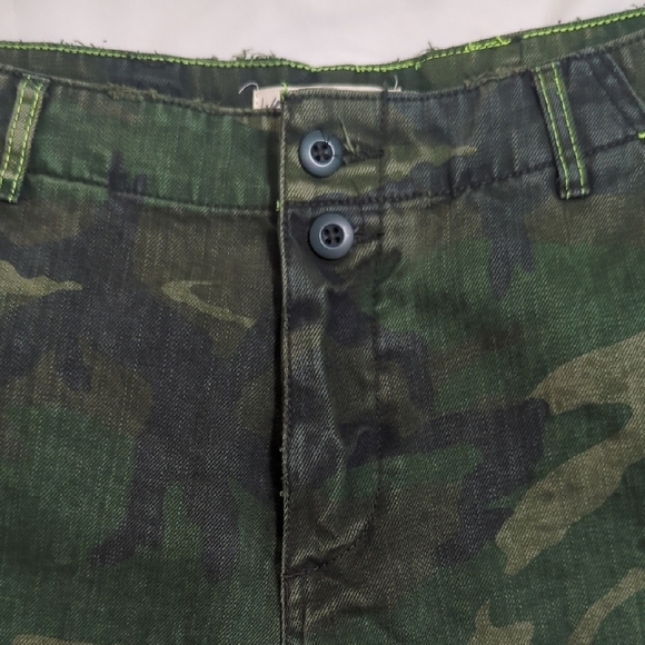 We The Free Button Fly Cutoff Shorts, Color Camouflage Size 8 - Picture 7 of 15